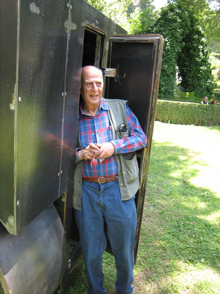 La 74, Giorgio De Marchis ritratto dopo l'ispezione all'interno de La 74
Installazione a Villa d'Este, Tivoli,  2006, Photo © Umberto Cavenago